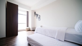 minimalist with beautiful view 2br at grand sungkono lagoon apartment