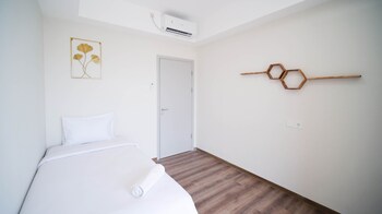 minimalist with beautiful view 2br at grand sungkono lagoon apartment