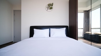 minimalist with beautiful view 2br at grand sungkono lagoon apartment