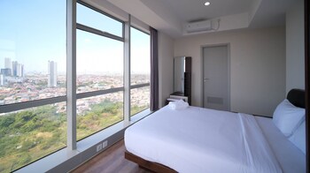 minimalist with beautiful view 2br at grand sungkono lagoon apartment