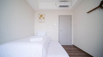 minimalist with beautiful view 2br at grand sungkono lagoon apartment