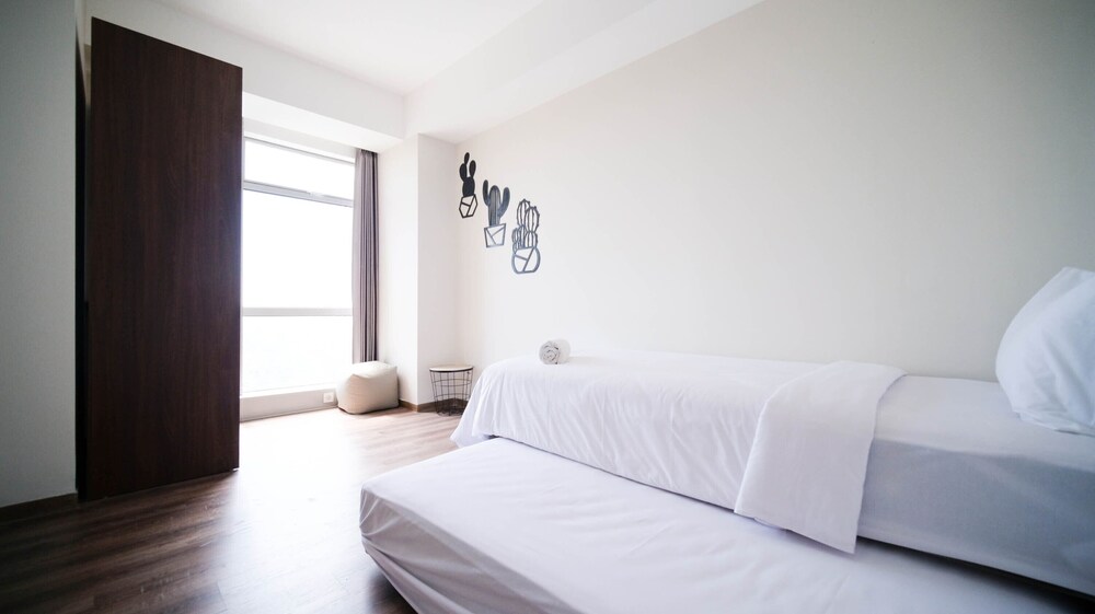 minimalist with beautiful view 2br at grand sungkono lagoon apartment