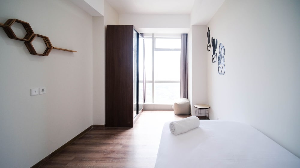 minimalist with beautiful view 2br at grand sungkono lagoon apartment