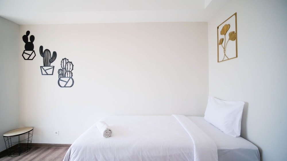 minimalist with beautiful view 2br at grand sungkono lagoon apartment