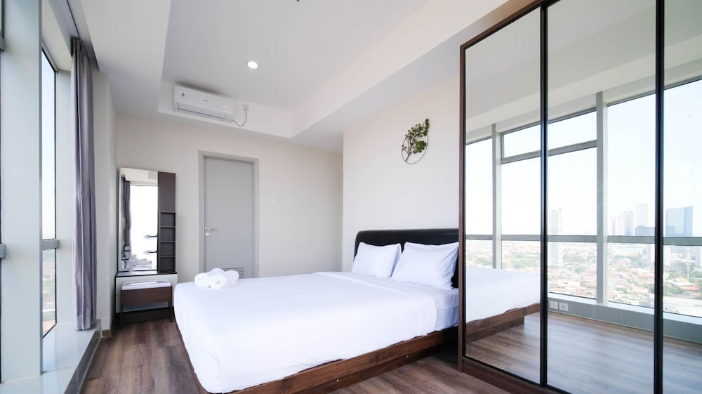 minimalist with beautiful view 2br at grand sungkono lagoon apartment