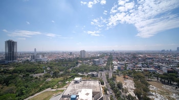 minimalist with beautiful view 2br at grand sungkono lagoon apartment