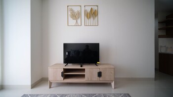 minimalist with beautiful view 2br at grand sungkono lagoon apartment