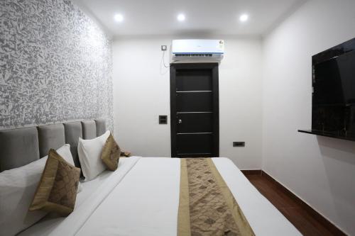 hotel twamev couple friendly laxmi nagar