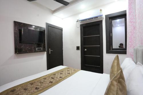 hotel twamev couple friendly laxmi nagar