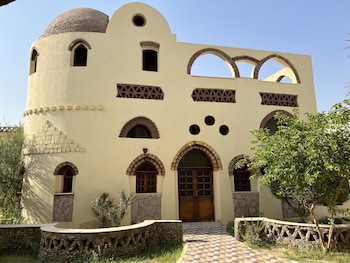 elphardous oasis hotel