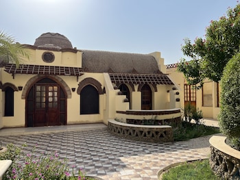 elphardous oasis hotel