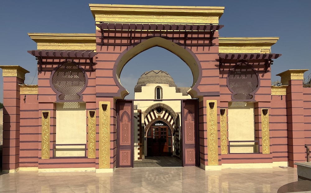 elphardous oasis hotel