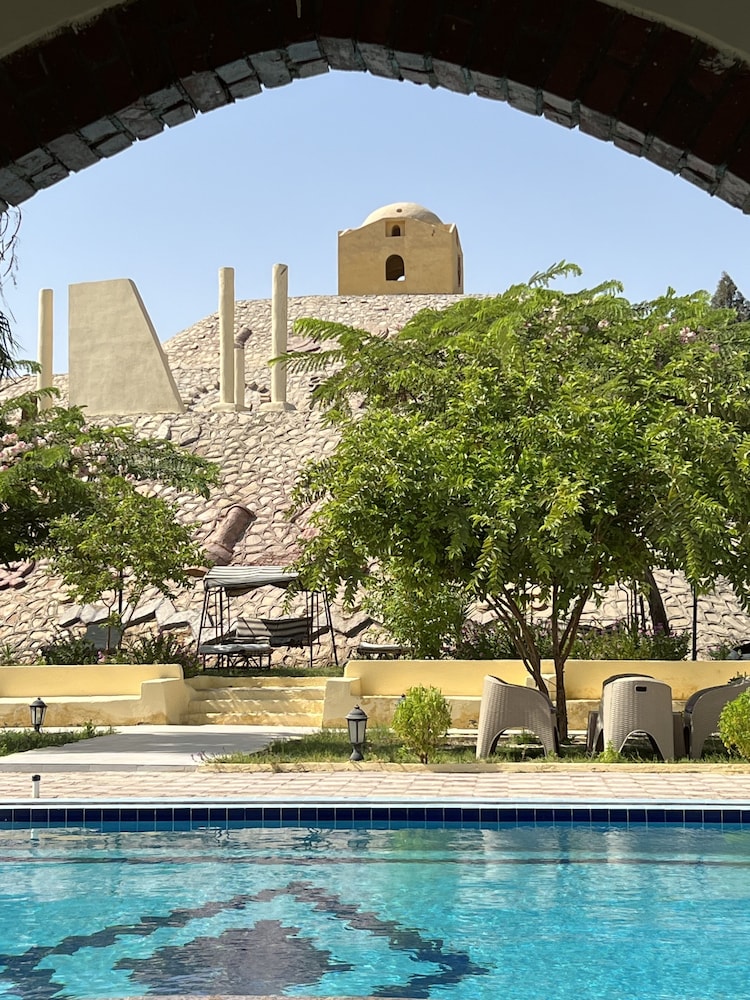 elphardous oasis hotel