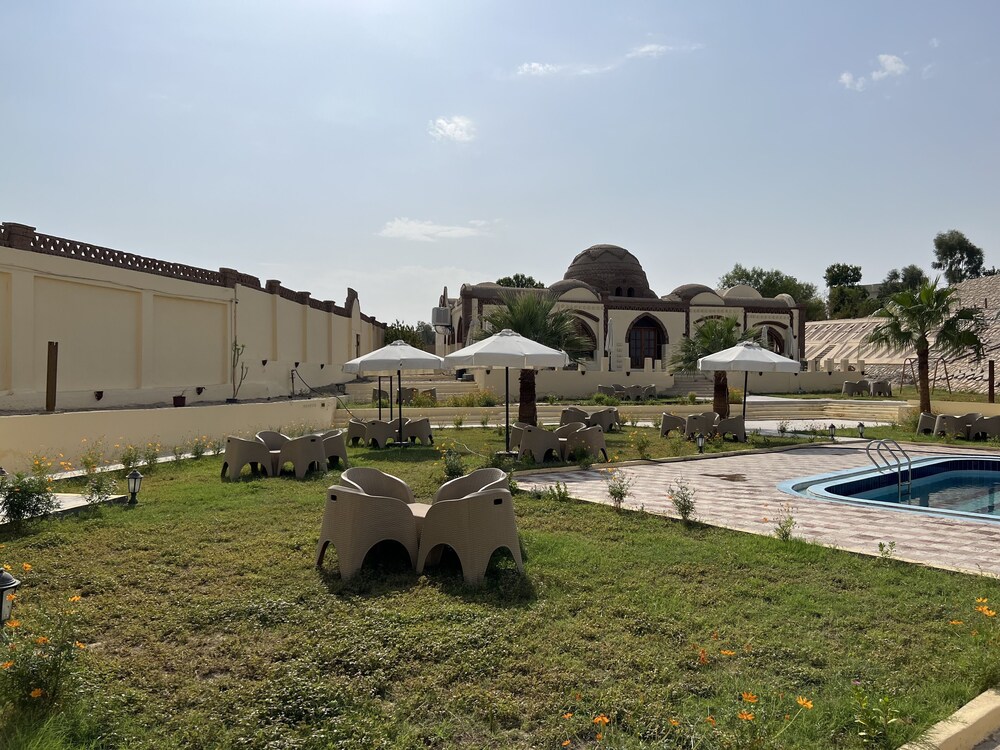 elphardous oasis hotel