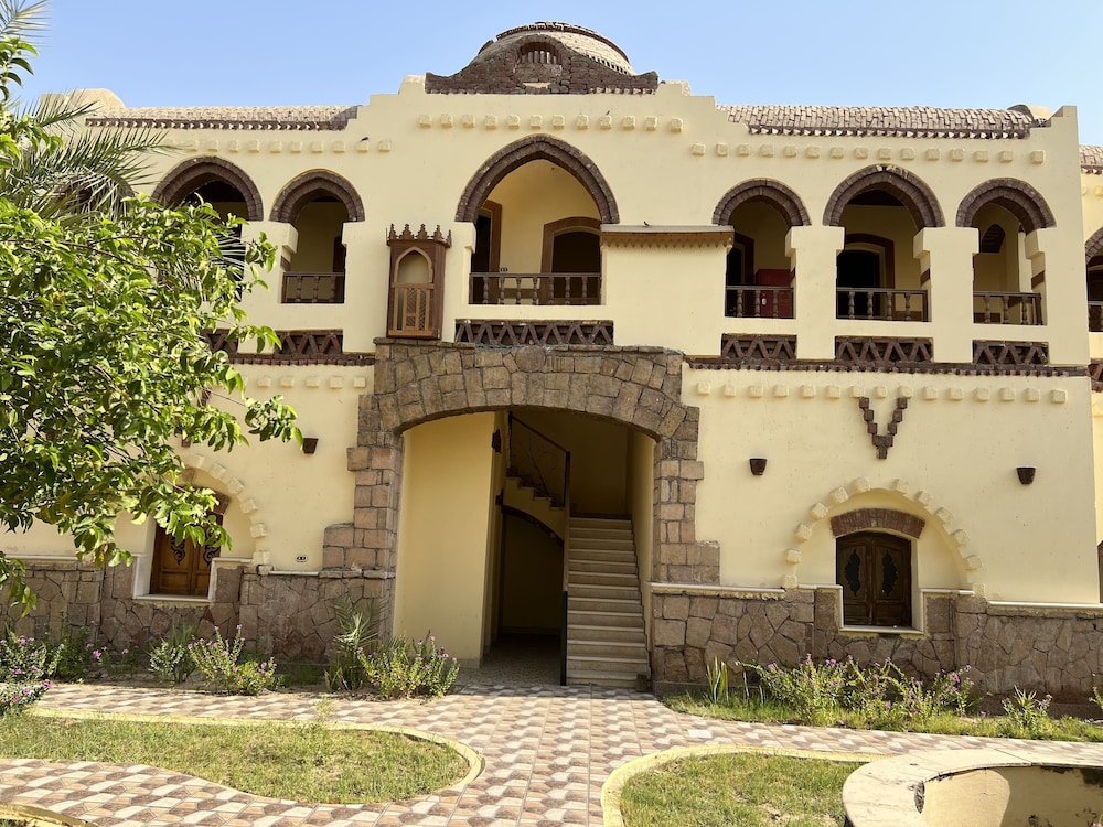elphardous oasis hotel