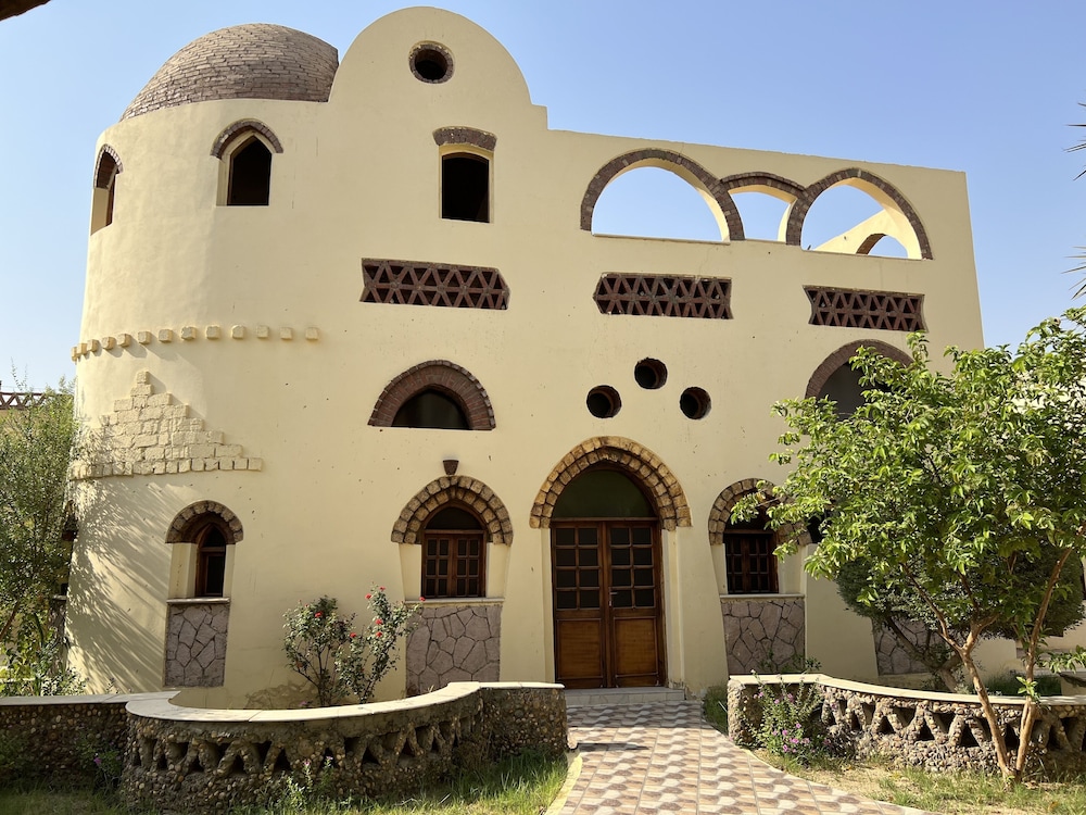 elphardous oasis hotel