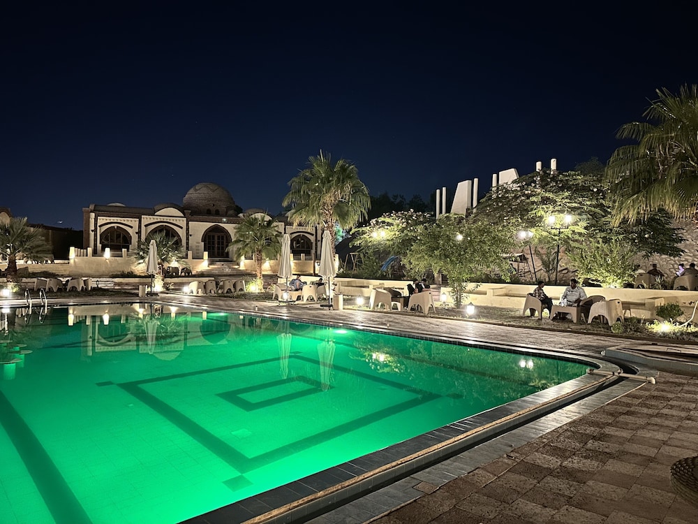 elphardous oasis hotel