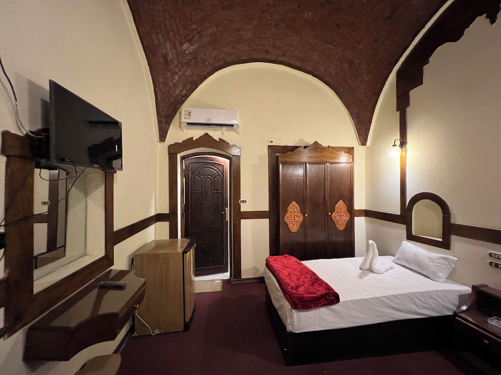 elphardous oasis hotel