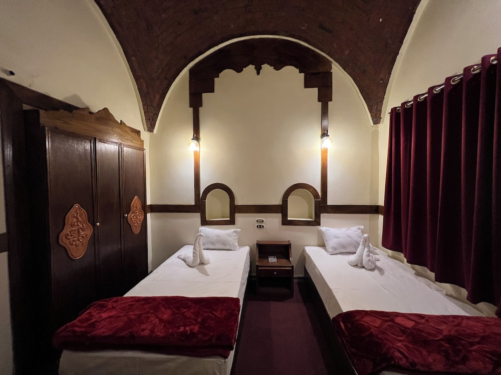 elphardous oasis hotel