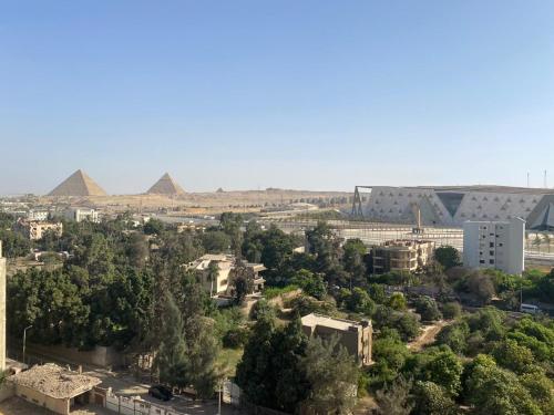 pyramids grand museum inn