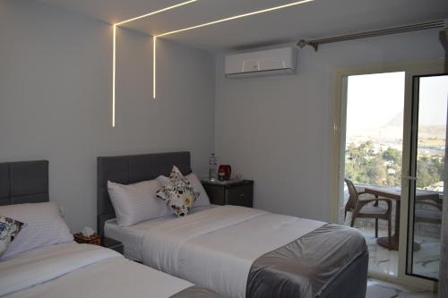 pyramids grand museum inn