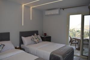 pyramids grand museum inn