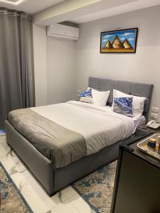 pyramids grand museum inn