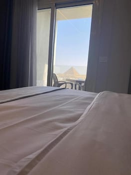 pyramids grand museum inn