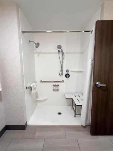 holiday inn express and suites mansfield ontario an ihg hotel