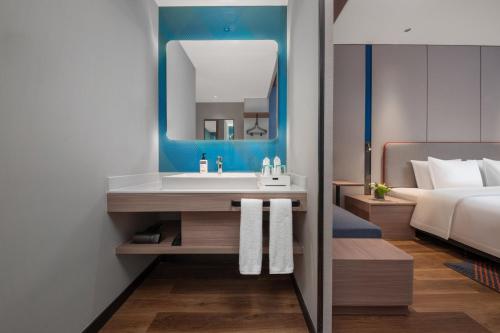 holiday inn express nanjing jiangbei wonhall mall an ihg hotel