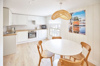 host stay cosy coastal golden lion apartments