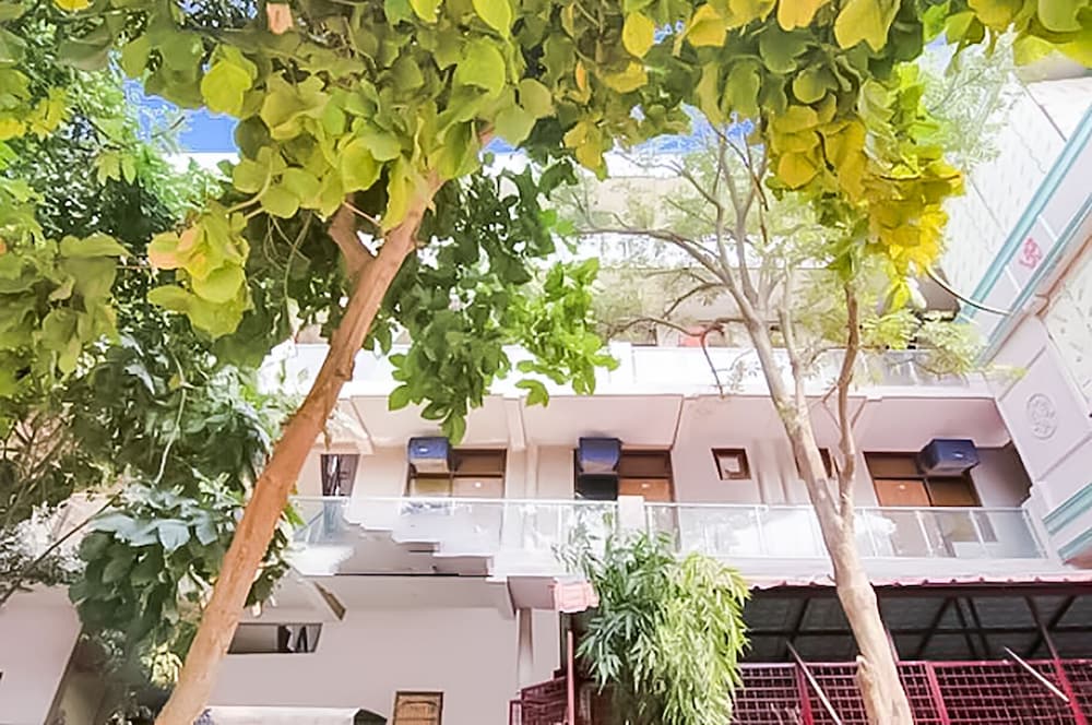 roomshala 121 hotel classic