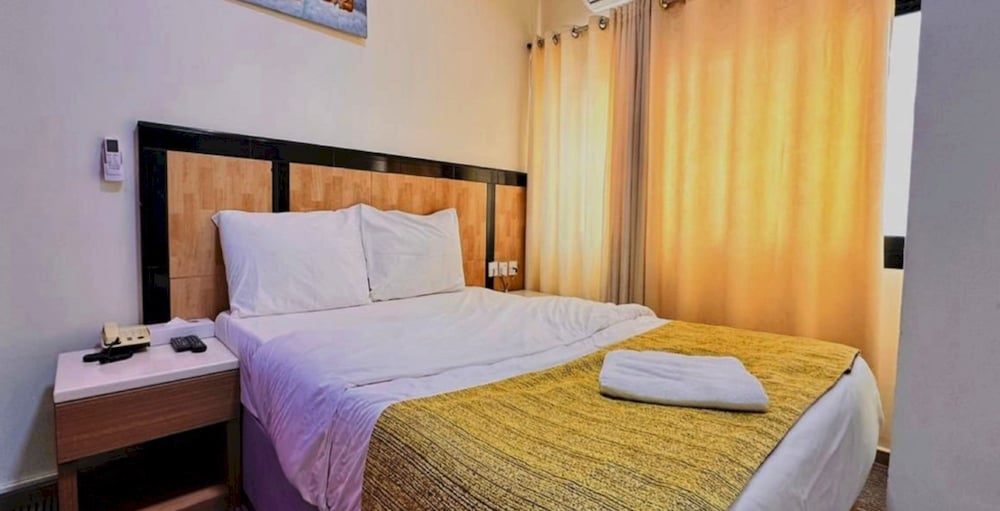 oyo 1118 sharjah plaza hotel