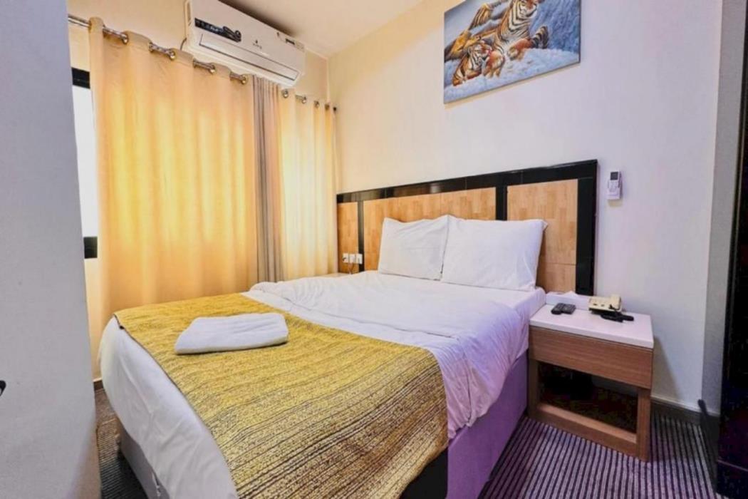 oyo 1118 sharjah plaza hotel