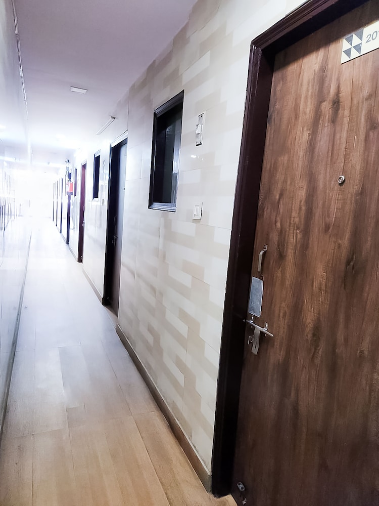 roomshala 122 hotel park view