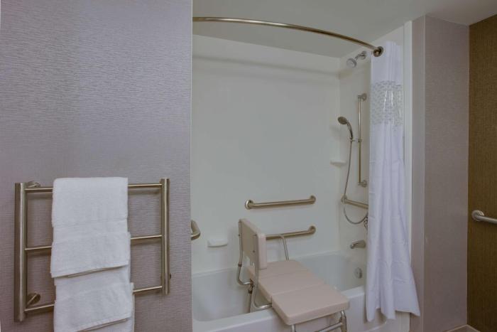 hampton inn and suites philadelphia bensalem