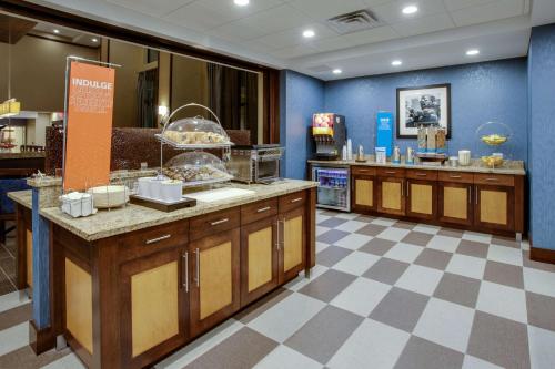 hampton inn and suites philadelphia bensalem