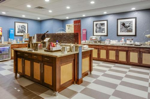 hampton inn and suites philadelphia bensalem