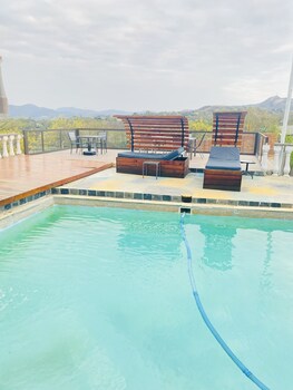 full moon guest house