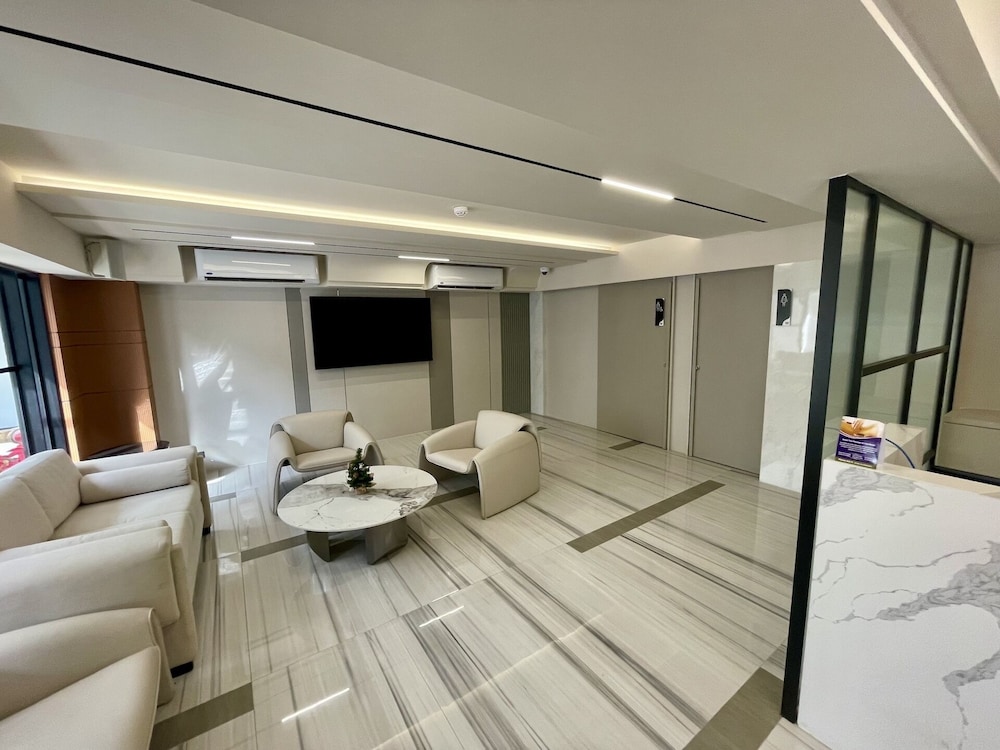 floral court hotel and residence sukhumvit