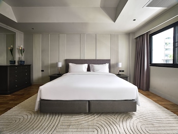 floral court hotel and residence sukhumvit