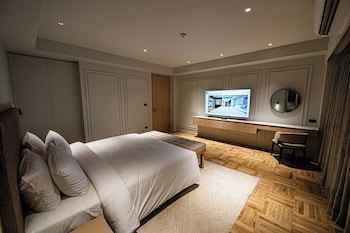 floral court hotel and residence sukhumvit