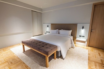 floral court hotel and residence sukhumvit