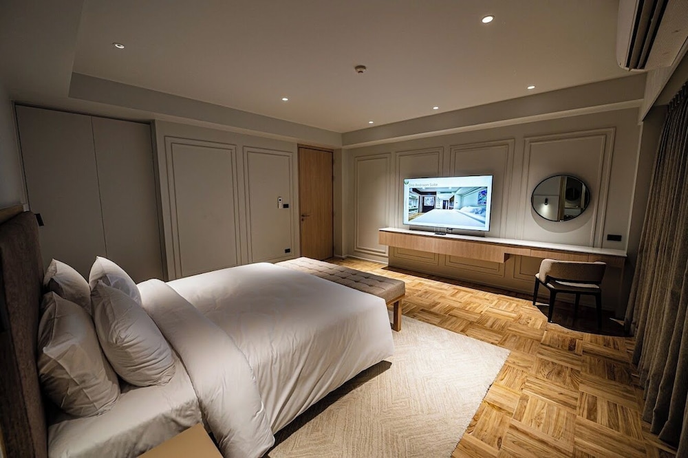 floral court hotel and residence sukhumvit