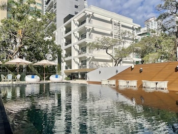 floral court hotel and residence sukhumvit