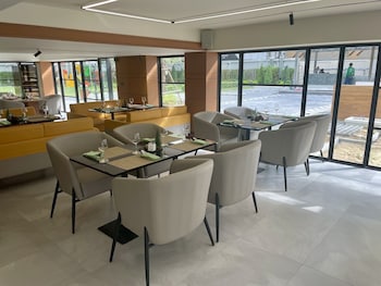 floral court hotel and residence sukhumvit