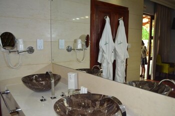 staybridge riverside and spa