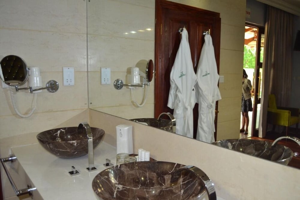 staybridge riverside and spa