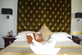 staybridge riverside and spa