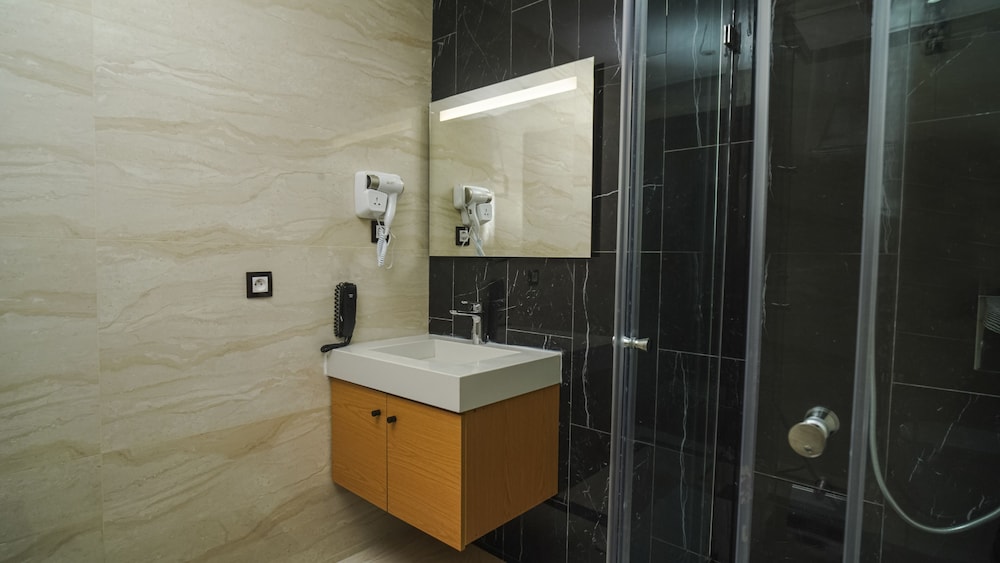 razane hotel